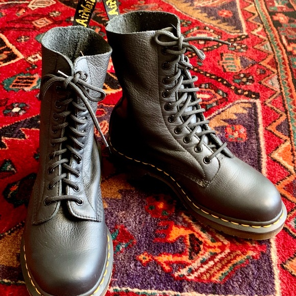 Dr. Martens Sz 9 1490 Black Lace Up Boots Air Wair Cushion Soles - Picture 2 of 6